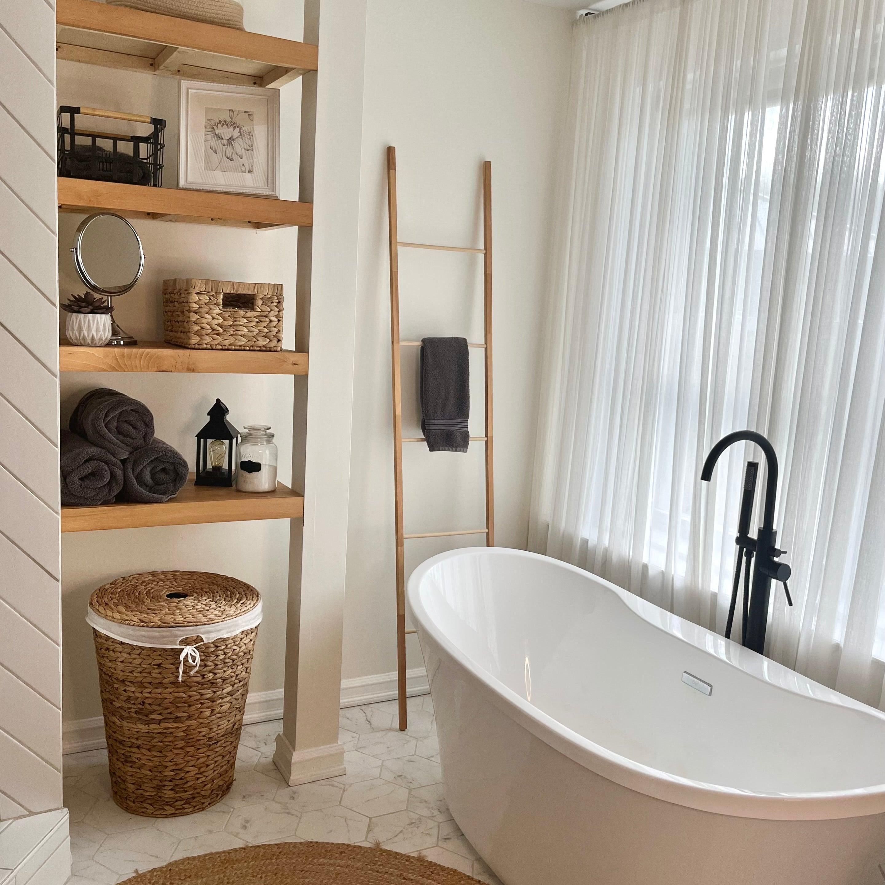 Salle de bain organisée bien rangée