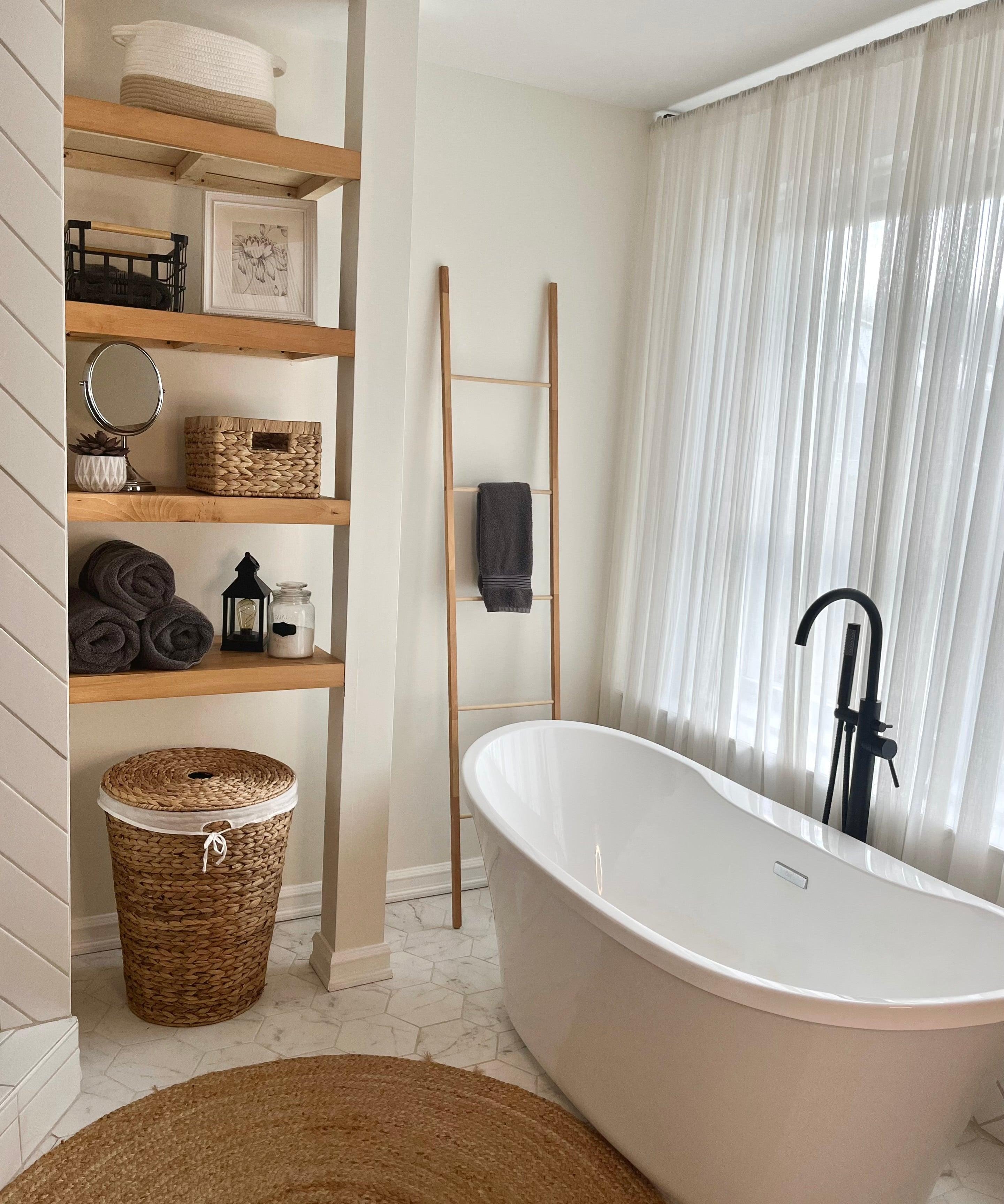 Salle de bain organisée bien rangée