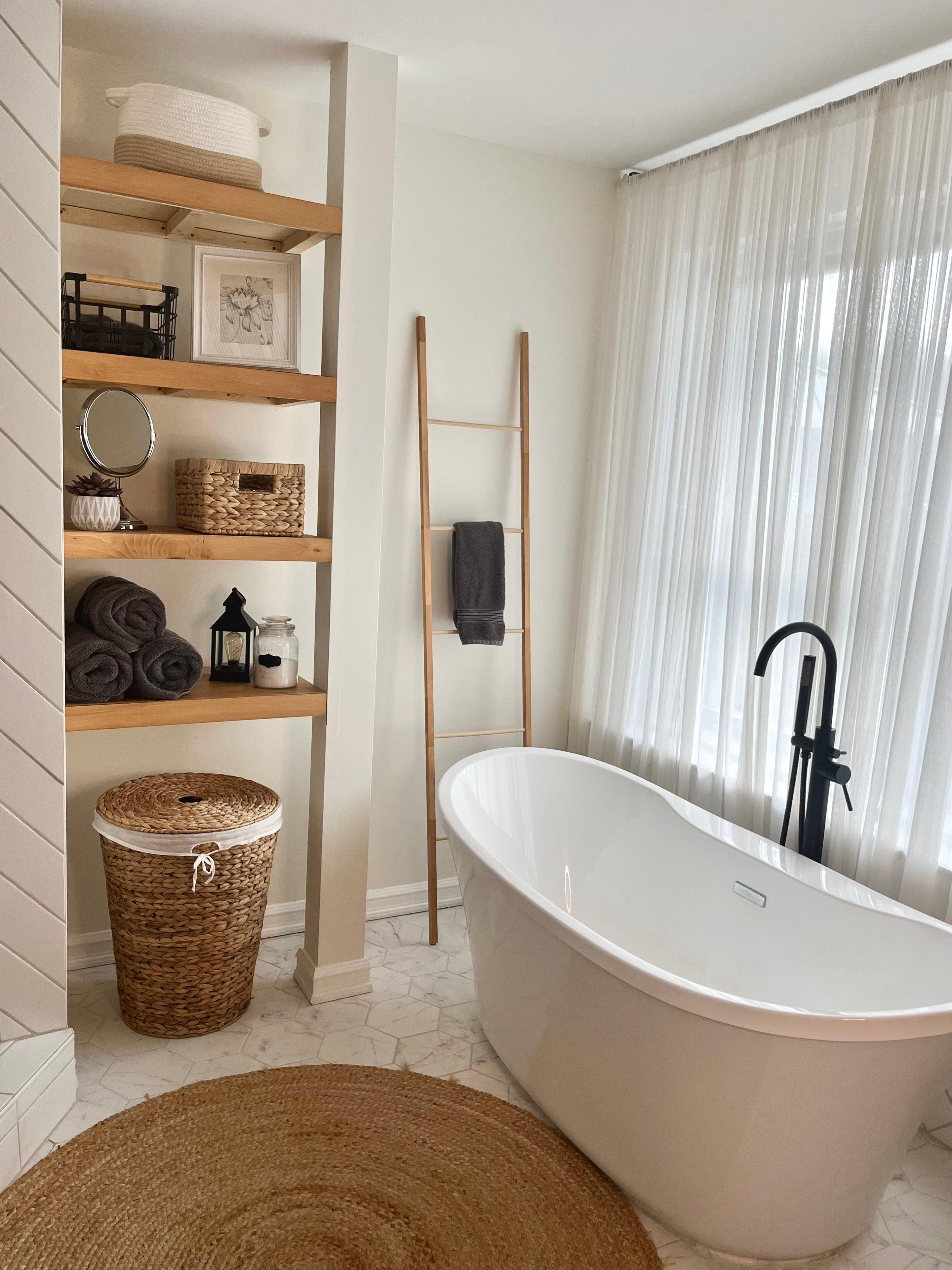 Salle de bain organisée bien rangée